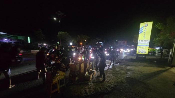 BAGIKAN- Vazza Managemen Group membagikan bungkusan makanaN ringan di depan Polsek Kertak Hanyar Jalan A Yani Km 7 saat arus kepulangan jemaah Sekumpul 5 Rajab 1447 H. 