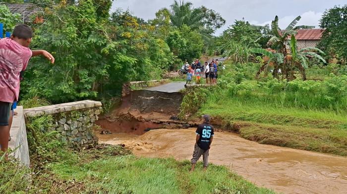 JEMBATAN RUNTUH - Inilah kondisi jembatan box culvert yang runtuh di Desa Martadahbaru, Sabtu (27/12) pagi.