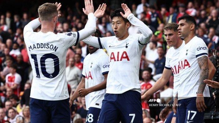 PEMAIN TOTTENHAM HOTSPURS-Striker Tottenham Hotspur Son Heung-Min (tengah) merayakan bersama James Maddison (Kiri) setelah mencetak gol pada pertandingan Liga Inggris antara Arsenal dan Tottenham Hotspur di Stadion Emirates di London pada 24 September 2023. (Foto Arsip September 2023)(HENRY NICHOLLS / AFP)