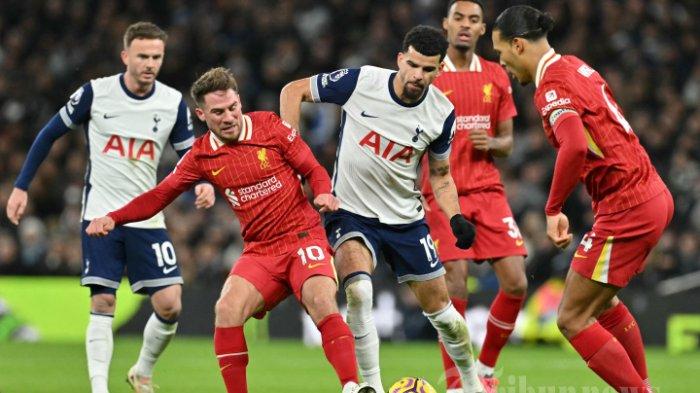 TOTTENHAM DIPREDIKSI IMBANG - Gelandang Liverpool asal Argentina #10 Alexis Mac Allister (2K) bersaing dengan striker Inggris Tottenham Hotspur #19 Dominic Solanke (tengah) saat pertandingan sepak bola Liga Utama Inggris antara Tottenham Hotspur dan Liverpool di Stadion Tottenham Hotspur di London, pada 22 Desember 2024. (ARSIP DOKUMENTASI 2024) (Photo by Glyn KIRK / AFP)
