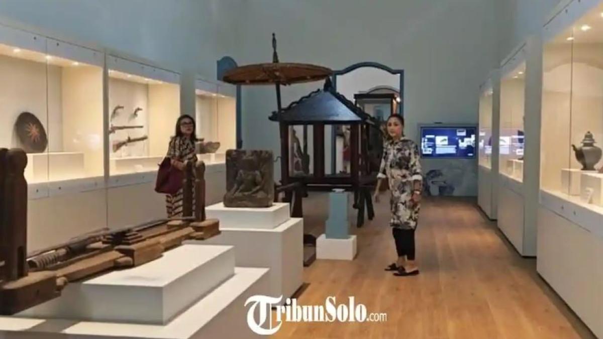 SUASANA MUSEUM KERATON SOLO - Sejumlah wisatawan merasa kecewa Museum Keraton ditutup di masa liburan. Pangageng Kebudayaan dan Pariwisata PB XIV Purboyo GKR Devi Lelyana Dewi mengemukakan alasan revitalisasi yang belum selesai.