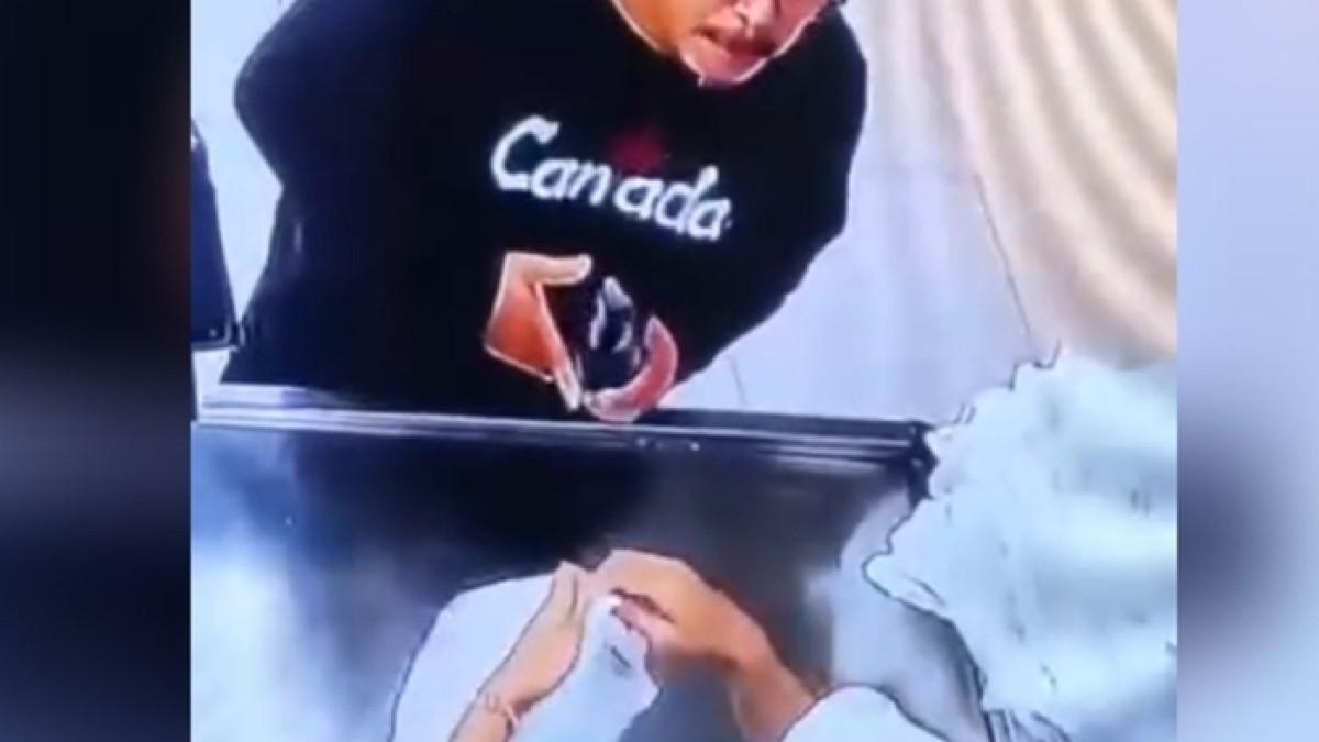 DOSEN VIRAL MAKASSAR - Pria berprofesi dosen ASN di Makassar meludahi kasir wanita usai diduga ditegur, aksi ini tuai kecaman publik.