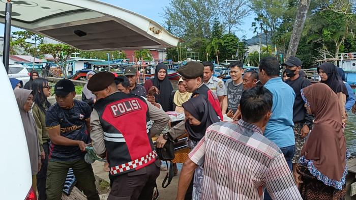 BANTU PENUMPANG - Satgas Preventif Operasi Lilin Kapuas 2025 dengan sigap membantu mengevakuasi seorang penumpang yang sedang sakit saat tiba di Pelabuhan Speedboat Sukadana, Minggu 28 Desember 2025.Kejadian bermula saat personel Satgas Preventif tengah melaksanakan patroli rutin untuk menjaga kondusifitas pelabuhan.