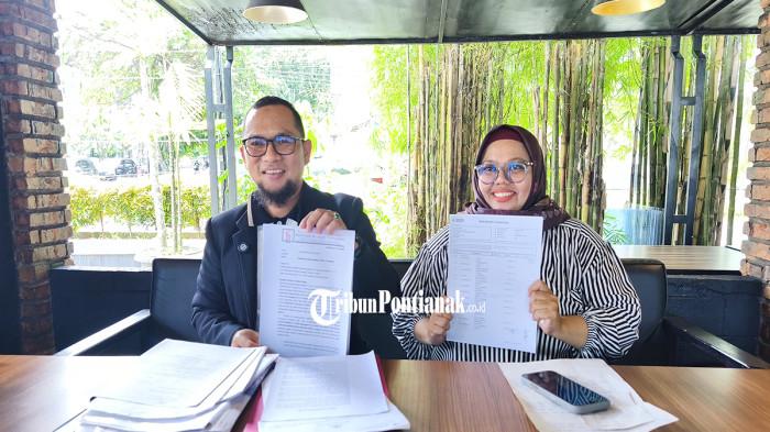 KONPRESS - Kuasa Hukum Bayu Sukmadiansyah (kiri), Owner Lapis Pontianak Eka Agustini ( kanan) saat menggelar konferensi pers, di Hanakabsa Resto Jl. Slt. Abdurrahman No.12, Sungai Bangkong, Kec. Pontianak Kota, Minggu 28 Desember 2025.