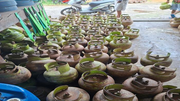 GAS ELPIJI - Gas Elpiji 3 Kilogram yang kinih di wilayah Kabupaten Kapuas Hulu sedang mengalami kelangkaan, namun belum ada kejelasan dari pemerintah daerah Kapuas Hulu, dengan ini Wakil Bupati Kapuas Hulu, Topan Ali Akbar meminta Pemda melakukan sidak terkait kelangkaan tersebut, Minggu 28 Desember 2025.