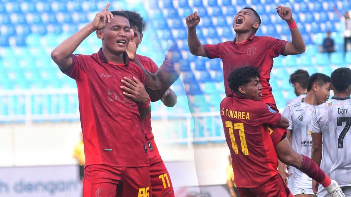 PRESTASI PEMAIN AREMA - Pesepakbola Arema FC, Iksan Lestaluhu (KIRI) berselebrasi usai mencetak gol melawan tim Madura United dalam laga lanjutan Super League 2025-2026 di Stadion Kanjuruhan, Kabupaten Malang, Jawa Timur, Selasa (23/12/2025). Iksan Lestaluhu digendong Salim Akbar Tuharea (KANAN) berselebrasi usai mencetak gol. Iksan Lestaluhu kini menjadi Young Player Of The Week Super League 2025-2026.