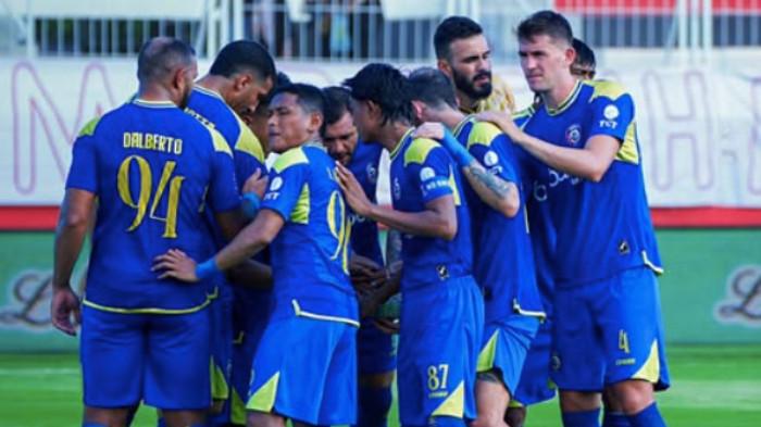 AREMA FC PELIK - Para pemain melingkar di tengah lapangan untuk menyatukan semangat sebelum pertandingan dibagikan oleh akun Instagram klub pada Kamis (18/12/2025) dan menyampaikan pesan menentang segala bentuk rasisme dalam sepak bola maupun di luar lapangan. Kini Arema FC menghadapi situasi pelik menjelang laga pekan ke-15 Super League 2025-2026 kontra Madura United, Selasa (23/12/2025) di Stadion Kanjuruhan, Kabupaten Malang, Jawa Timur. Pelatih kepala Arema FC, Marcos Santos absen dan striker Dalberto terancam menyusul.