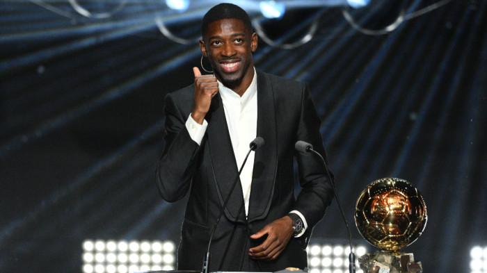 BALLON D'OR - Striker klub Paris Saint-Germain (PSG), Ousmane Dembele berpose dengan trofi Ballon d'Or 2025 setelah diumumkan jadi pemenang edisi kali ini, di Theatre du Chatelet, Paris, Prancis, Selasa (23/9/2025) dini hari WIB.