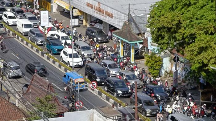 KEMACETAN KOTA MALANG - Volume kendaraan di Jalan Ahmad Yani yang diantisipasi Dishub Kota Malang untuk rekayasa lalu lintas jika terjadi kemacetan. Menghadapi libur akhir tahun 2026 ini, Dishub Kota Malang telah menyiapkan rencana rekayasa lalu lintas.