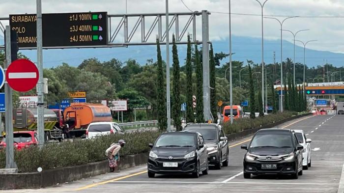 EXIT TOL MADYOPURO - Kendaraan melintas di Exit Tol Madyopuro Kota Malang saat libur Natal 2025 dan Tahun Baru 2026 (Nataru), Jumat (26/12/2025). Pintu tol Malang ini menjadi salah satu akses masuk utama wisatawan ke Kabupaten Malang