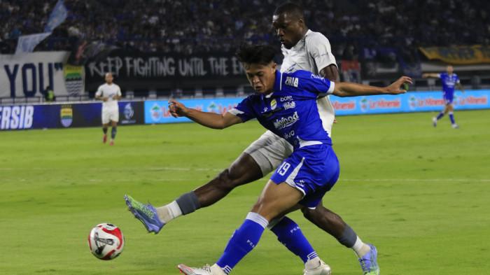 BEREBUT BOLA - Pemain Persib Bandung dan pemain PSM Makassar berebut bola saat pertandingan di Stadion GBLA Bandung, Sabtu (27/12/2025)