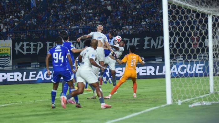 SUNDUL BOLA - Pemain Persib menyundul bola di tengah kepungan pemain PSM Makassar di Stadion Gelora Bandung Lautan Api, Sabtu (27/12/2025). Di laga ini Persib menang 1-0.