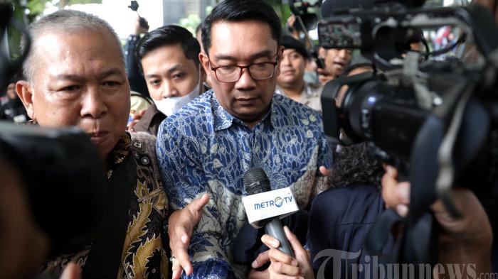 PERCERAIAN RIDWAN KAMIL - Mantan Gubernur Jawa Barat Ridwan Kamil berjalan usai menjalani pemeriksaan di Gedung Merah Putih KPK, Jakarta, Selasa (2/12/2025). Peluang rujuk antara Ridwan Kamil dan Anggota DPR RI, Atalia Praratya tampaknya semakin menipis, setelah keduanya sepakat untuk melanjutkan proses perpisahan secara baik-baik, keterlibatan pihak ketiga terjawab.