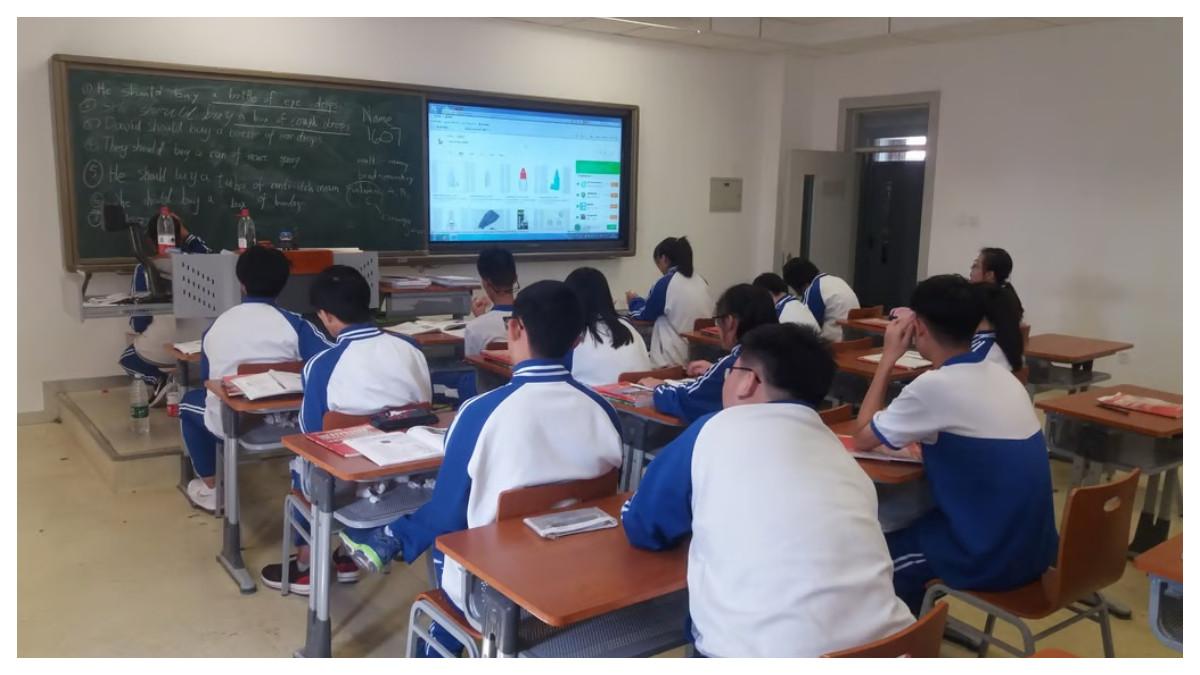 Sebuah kelas sekolah menengah sedang berlangsung. Meskipun telah ditindak secara disiplin, para siswa yang terlibat telah dipuji secara online.