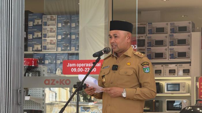 Wakil Bupati Tanahbumbu memberikan sambutan dalam peresmian gerai ritel modern