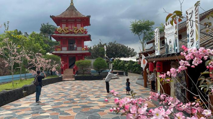 TEMPAT WISATA DI BOGOR - Destinasi wisata Nicoles River Park di kawasan Puncak Bogor tepatnya di wilayah Kecamatan Megamendung, Kabupaten Bogor ramai pengunjung, Senin (29/12/2025)