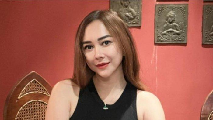 Aktris sekaligus penyanyi Aura Kasih mengaku tidak mudah menjadi single mom atau ibu tunggal setelah resmi bercerai dari Eryck Amaral pada 2021 silam