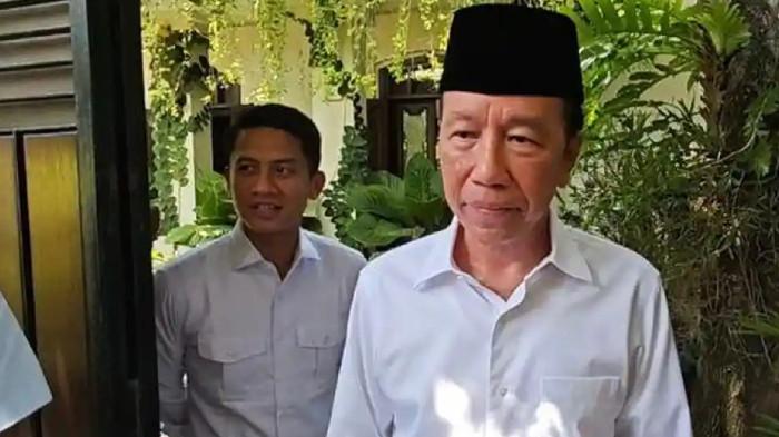 POLEMIK IJAZAH JOKOWI - Presiden ke-7 RI Joko Widodo atau Jokowi saat ditemui di kediamannya di Jalan Kutai Utara Nomor 1, Kelurahan Sumber, Kota Solo,Senin (5/5/2025). Kuasa hukum Jokowi, YB Irpan, mempertimbangkan opsi untuk melakukan 