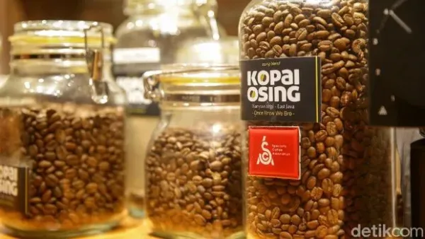 Kopi sudah menjadi bagian tidak terpisahkan warga dunia. Seperti kopi nikmat andalan Kota Banyuwangi ini, Kopai Osing di Sanggar Genjah Arum Desa Adat Osing.
