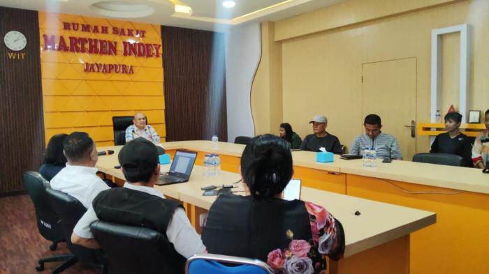 IBU HAMIL MENINGGAL - Pihak Rumah Sakit Marthen Indey melalui dokter penanggung jawab pasien, dr. David menyampaikan kronologi penanganan medis pasien sejak pertama kali datang ke rumah sakit hingga dinyatakan meninggal dunia. foto Yulianus Magai Tribun Papua