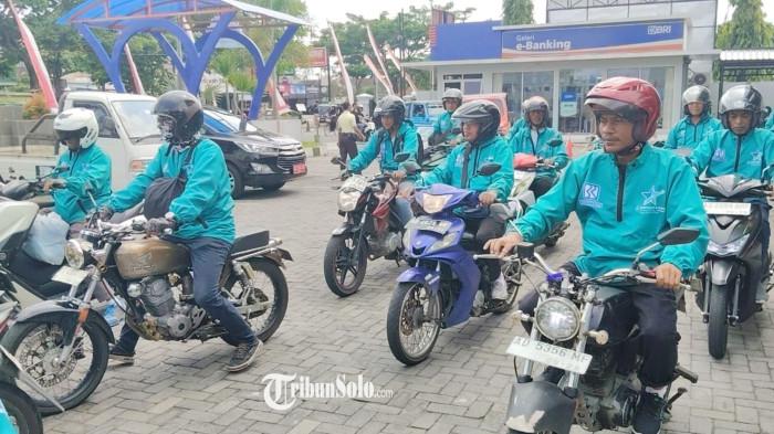 OJOL BARU - Driver ojol Bintang Lawu, transportasi online baru yang ada di Kabupaten Karanganyar, Senin (29/12/2025). Ojek online lokal yang mengenakan jaket hijau itu hingga saat ini sudah memiliki sekitar 350 mitra driver.