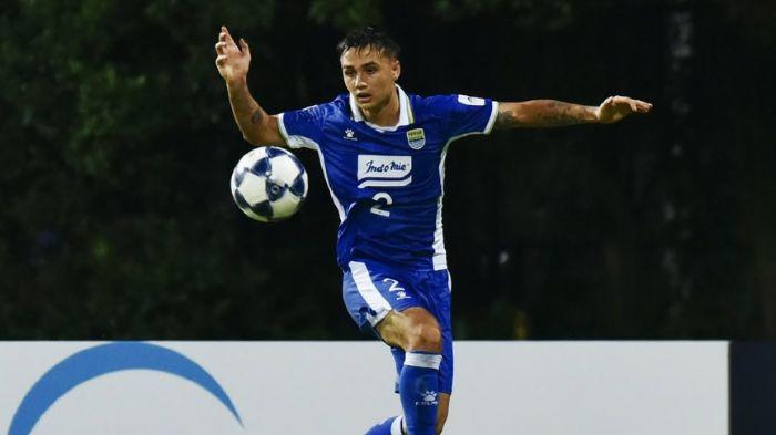 MERAIH BOLA - Pemain Persib Bandung Eliano Reijnders berupaya meraih bola saat bertanding melawan Lion City Sailors di Stadion Bishan, Singapura, pada matchday kelima AFC Champions League Two (ACL 2) 2025/2026, Rabu (26/11/2025) malam.