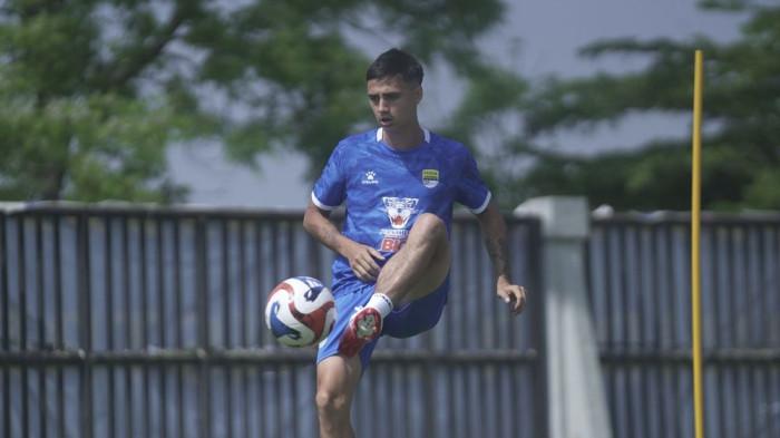 Bek kiri PERSIB, Eliano Reijnders siap menatap pertandingan kontra Persita Tangerang di Stadion Kapten I Wayan Dipta, Gianyar, Sabtu 27 September 2025.