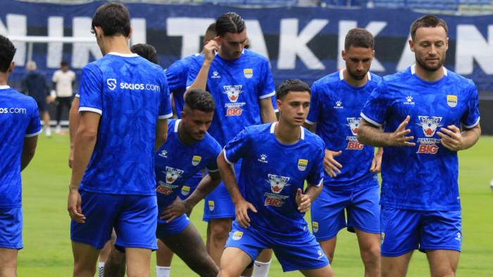 Skuad Persib Bandung menjalani latihan resmi atau official training di Stadion Gelora Bandung Lautan Api (GBLA), Kota Bandung, Jawa Barat, Kamis (11/9/2025).