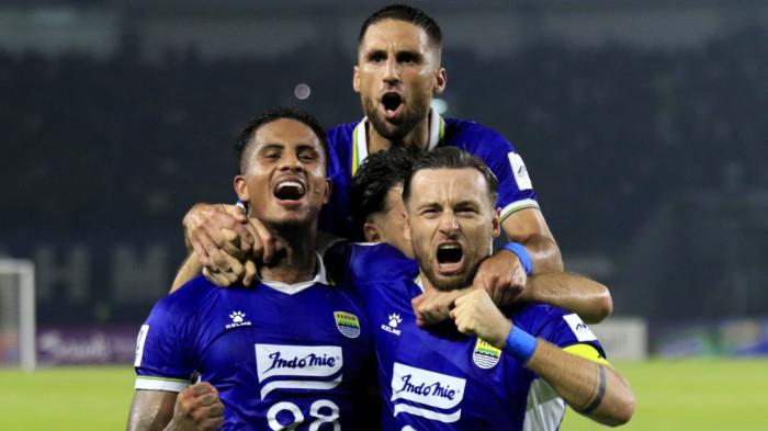 Pemain Persib, Ramon Tanque melakukan selebrasi setelah mencetak gol ke gawang Bangkok United pada laga terakhir babak penyisihan Grup G AFC Champions League Two (ACL 2) 2025-2026, di Stadion Gelora Bandung Lautan Api (GBLA), Kota Bandung, Jawa Barat, Rabu (10/12/2025).