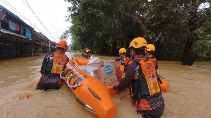 Personel BPBD Tabalong saat salurkan bantuan bagi korban banjir di Desa Halong 01