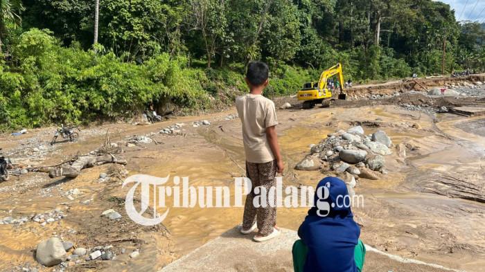 jalan putus di batu busuk padang 4 24/12/2025