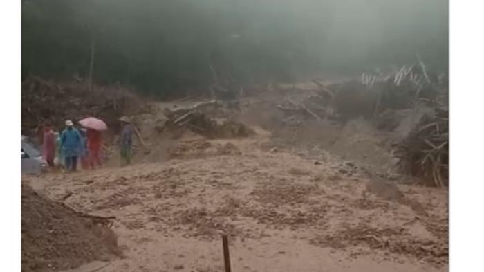 GALODO- Banjir bandang atau galodo kembali terjadi di Kampuang Pisang, Nagari Koto Panjang, Kecamatan IV Koto, Kabupaten Agam, Minggu (28/12/2025). Banjir bandang susulan di daerah tersebut berlokasi tepat di Kelok Ambatam, menghubungkan jalan menuju Panta, Matur, Lawang hingga Maninjau.