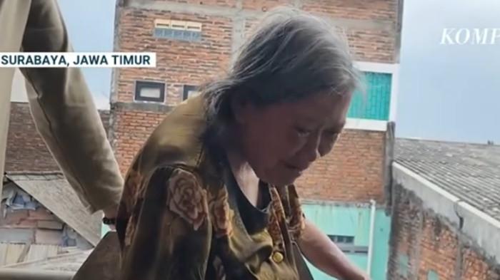NENEK ELINA - Elina Widjajati (80) kini ketakutan usai rumahnya di Jalan Kuwukan, Kecamatan Sambikerep, Surabaya, Jawa Timur dibongkar paksa hingga diusir.