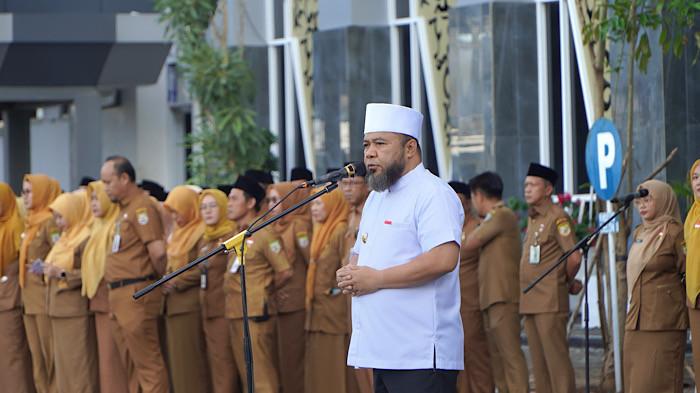 GUBERNUR - Gubernur Bengkulu, Helmi Hasan saat meminpin apel pagi di Halaman Kantor Gubernur Bengkulu, Senin (29/12/2025). Tak ada lagi jalan rusak di Bengkulu, target Gubernur Helmi Hasan saat apel di Pemprov.
