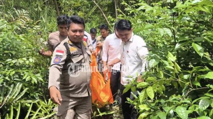 PENEMUAN MAYAT – Warga Kelurahan Pasar Bengkulu, Kecamatan Teluk Segara, Kota Bengkulu, digemparkan dengan penemuan mayat laki-laki yang mengapung di muara Pasar Bengkulu, Senin (29/12/2025) siang.