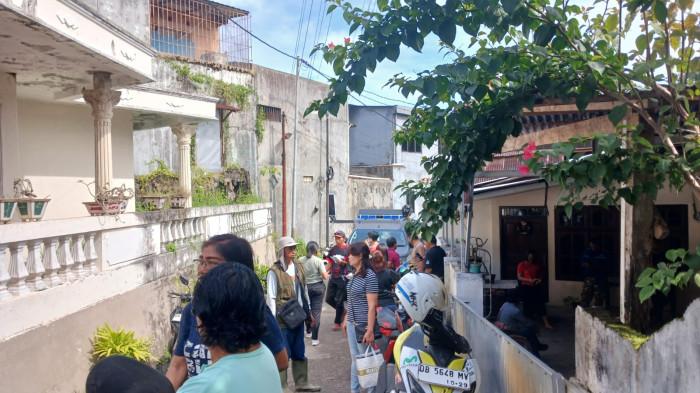 KEBAKARAN - Warga berkumpul di sekitar Panti Werdha Damai, Ranomuut, Paal Dua,