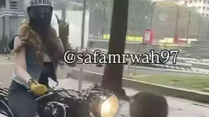 Safa Marwah memamerkan hobi dirinya mengendarai moge