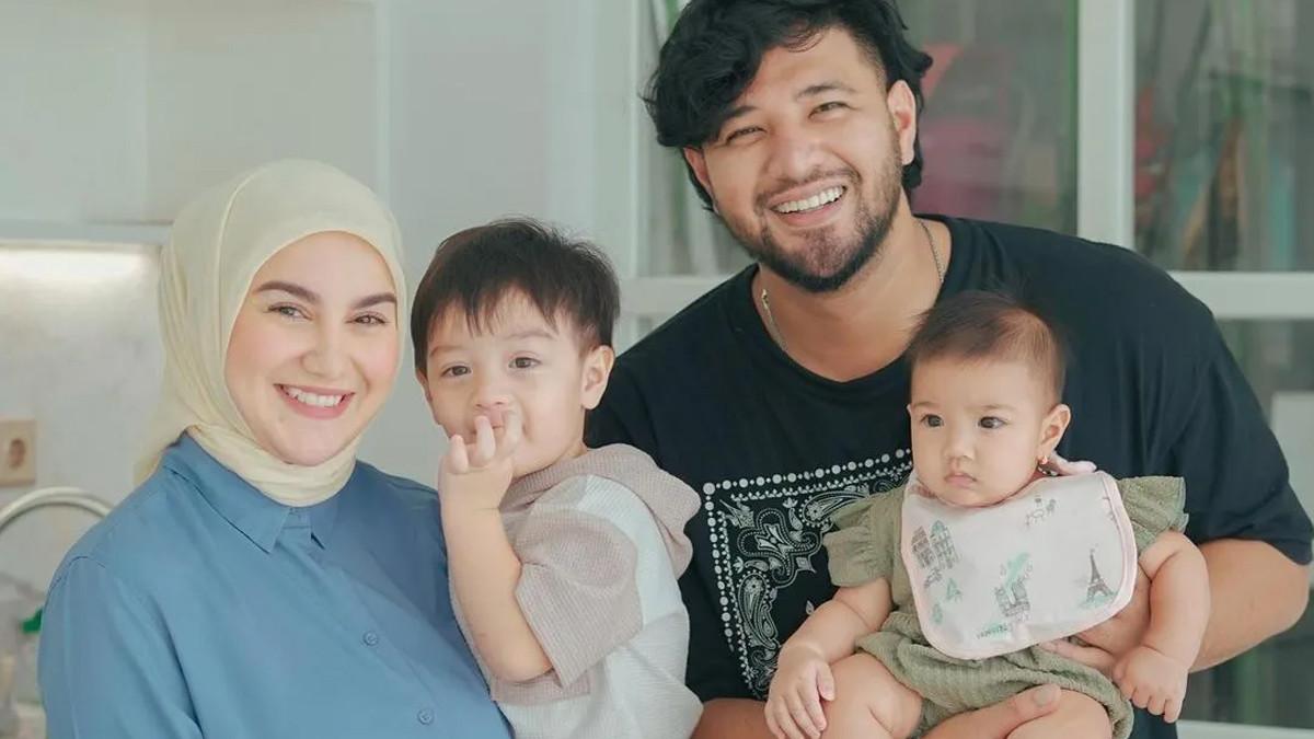 KELUARGA AMMAR ZONI - Ammar Zoni berfoto bersama Irish Bella dan kedua anaknya ketika sebelum bercerai.