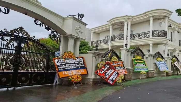 PEMBUNUH ANAK POLITISI - Rumah mewah politikus PKS Cilegon, Maman Suherman, sekligus tempat kejadian perkara (TKP) tewasnya sang putra, di Cilegon, Banten, Kamis (18/12/2025). Sosok pembunuhnya masih belum ketemu hingga kini.