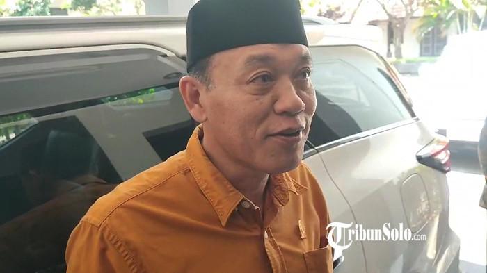 MINTA DUDUK BERSAMA - Ketua DPRD Kabupaten Karanganyar Bagus Selo, saat ditemui, Selasa (23/9/2025). Bagus angkat bicara soal penghentian sementara proyek wisata rohani Holyland di Karangturi, Gondangrejo, Karanganyar. Pembangunan ditunda sementara oleh Pemkab Karanganyar dengan SK Bupati Karanganyar Nomor 500.16.7/505/2025 yang ditandatangani 2 September 2025. Penundaan dilakukan sebagai respons terhadap keresahan masyarakat dan keberatan-fraksi DPRD karena izin yang dianggap bermasalah.