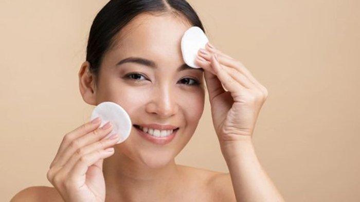 Tahapan skincare dengan melakukan exfoliasi