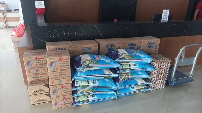 BANTUAN - Kebakaran Panti Werdha Damai di Kelurahan Ranomuut, Kecamatan Paal Dua, Kota Manado, Sulawesi Utara (Sulut), yang menewaskan 16 penghuninya menumbuhkan semangat Mapalus. Warga dari berbagai penjuru mendatangi RSUD Manado, tempat 11 pasien dirawat untuk memberi bantuan.