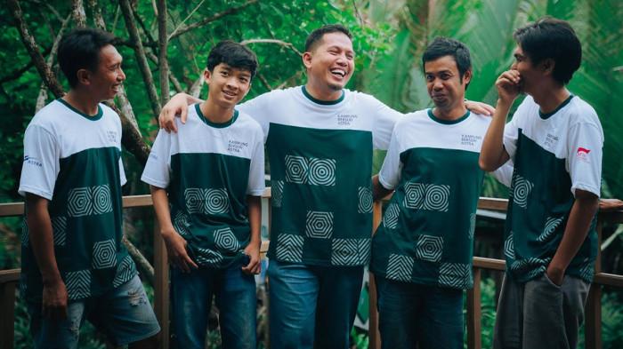 KAMPUNG BERSERI ASTRA - Tokoh Penggerak Kampung Berseri Astra Rammang-Rammang, Zainal Abidin (tengah), bersama masyarakat dalam upaya menjaga kawasan karst Rammang-Rammang sekaligus mendorong lingkungan desa wisata yang bersih, sehat dan berkelanjutan.