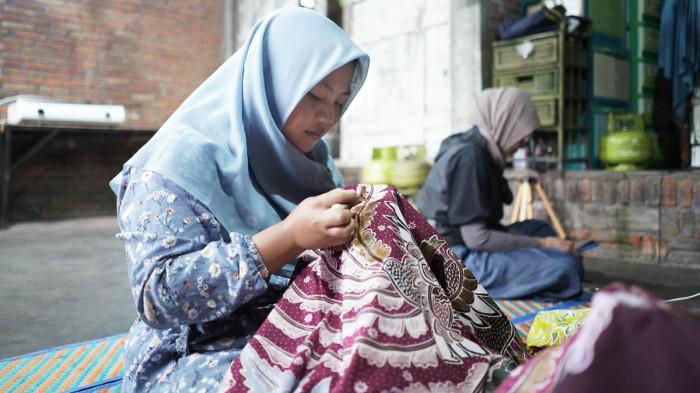 WARISAN BUDAYA - Proses membatik bantengan, warisan budaya khas Desa Sejahtera Astra Bumiaji, Kota Batu, yang berkembang melalui penguatan literasi, pendidikan komunitas dan pemanfaatan teknologi untuk meningkatkan daya saing masyarakat desa,