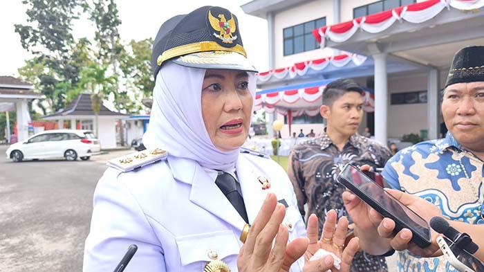 WAGUB BANGKA BELITUNG - Wakil Gubernur Kepulauan Bangka Belitung, Hellyana saat wawancara dengan awak media setelah upacara pengibaran bendera hari kemerdekaan di Halaman Kantor Bupati Belitung, Kabupaten Belitung Provinsi Kepulauan Bangka Belitung, Minggu (17/8/2025).