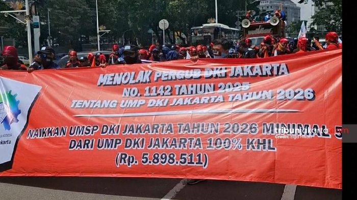 BURUH TOLAK UMP - Serikat buruh menggelar aksi unjuk rasa di kawasan Monas, Jakarta Pusat pada Senin (29/12/2025) menolak UMP DKI Jakarta yang ditetapkan sebesar Rp 5,73 juta.