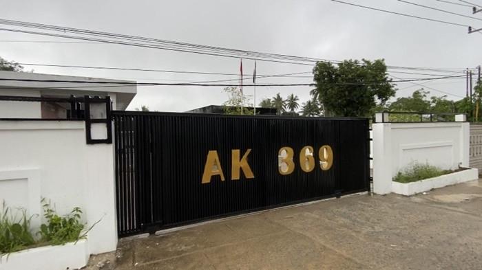 DIDUGA DIGELEDAH JAKSA - Rumah kediaman pengacara inisial AK di Desa Merawang, Kecamatan Merawang, Bangka, Senin (29/12/2025). Diduga rumah tersebut digeledah oleh pihak kejaksaan.