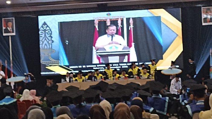 SAMBUTAN - Gubernur NTB, Lalu Muhamad Iqba saat memberikan sambutan di acara wisudawan Institut Elkatarie, Lombok Timur, Selasa (29/12/2025).