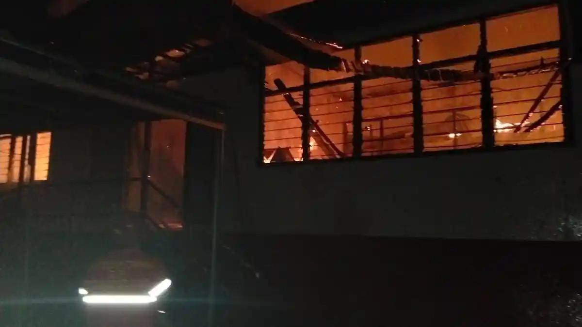 KORBAN - Panti Werdha Damai di Paal Dua, Kota Manado, Sulawesi Utara, terbakar hebat pada Minggu (28/12/2025) malam.