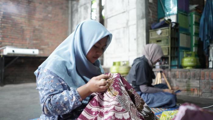 Proses membatik bantengan, warisan budaya khas Desa Sejahtera Astra Bumiaji,2